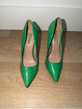 Steve Madden Green Patent Pointed Pumps